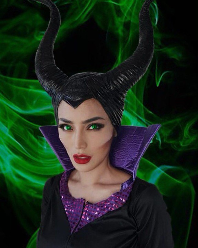 Artis Jessica Iskandar mengunggah gayanya yang tampil bak Maleficent untuk pesta Halloween. Selebriti yang akrab disapa Jedar itu memakai kostum serba hitam dilengkapi dengan cape ungu yang disewanya dari sebuah toko kostum di Jakarta. Jangan kau khianati cinta suciku.., tulisnya pada keterangan foto yang menampilkannya bergaya bak Maleficent. Foto: dok. Instagram