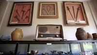 Ada berbagai artefak peninggalan sejarah dari sejumlah kerajaan Nusantara maupun dunia di dalam museum tersebut.