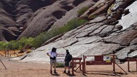 Namun larangan ini tidak diindahkan dan masih banyak turis yang nekad mendaki. Awalnya penutupan bukit batu ini penuh pro dan kontra, dimana ketakutan berpengaruh pada kunjungan pariwisata Australia. (Saeed Khan/AFP)