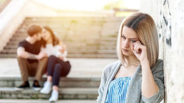 Ilustrasi selingkuh Lonely single girl feeling depressed because of a happy couple laughing on the next staircase.