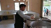 Setiap hari dapur panti dapat menghabiskan sampai sekitar 3 karung beras 50 kilogram untuk memberi makan warga binaan. Lengkap dengan lauk, sayur, dan makanan ringannya. (Foto: Firdaus Anwar/detikHealth)