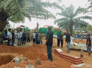 Sekeluarga yang Tewas Ditabrak Truk di Lampung Dimakamkan Satu Liang Lahat