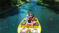 Versi lengkap! Mike, Janisa, dan Kenzou makan bareng di atas perahu mungil yang super Instagramable. Foto: Instagram