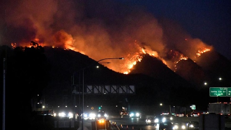 Kebakaran Hutan di Los Angeles Hanguskan Rumah Mewah, Selebriti Mengungsi Kebakaran Hutan di Los Angeles Hanguskan Rumah Mewah, Selebriti Mengungsi