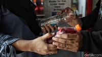 Hal menarik lainnya, tak hanya memberikan uang tunai, bank sampah di Kecamatan Koja Jakarta Utara bahkan menawarkan fasilitas jalan-jalan gratis ke luar negeri lho.