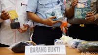 Sejumlah barang bukti turut ditampilkan saat polisi mengungkap kasus terkait perdagangan manusia di Jakarta, Selasa (29/10/2019).