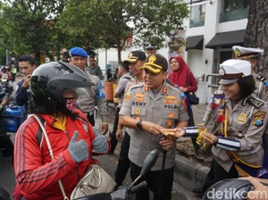 Operasi Zebra di Kota Malang, Polisi Bagikan Helm, Cokelat, dan Bunga