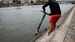 Potret Sampah Skuter di Sungai Paris