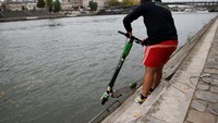 Akibatnya sungai menjadi kotor dan memaksa adanya patroli pembersihan skuter sebagai bagian dari ledakan global skuter listrik yang juga membantu mobilitas di perkotaan (Pascal Rossignol/Reuters)