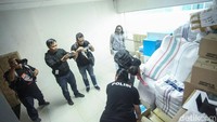 Hingga kini proses penggeledahan masih berlangsung. 