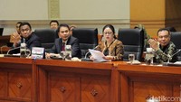 Selanjutnya, Puan meminta persetujuan anggota Komisi III yang hadir untuk menetapkan nama-nama pimpinan. Puan lalu mengetuk palu sidang tanda penetapan.