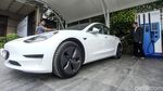 Deddy Corbuzier Coba Ngecas Mobil Listriknya di SPKLU PLN UID