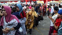 Mereka hendak menyambangi lokasi jatuhnya pesawat Lion Air  PK-LQP di perairan Tanjung Karawang, Jawa Barat dalam peringatan satu tahun tragedi tersebut.