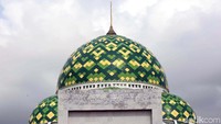 Bangunan utama masjid ini terdiri dari satu kubah besar dan enam kubah kecil yang melambangkan rukun iman. Selain terinspirasi dari Taj Mahal di India, desain masjid ini juga terinspirasi dengan desain masjid di Cordoba (Spanyol), dan Masjid Nabawi di Madinah.