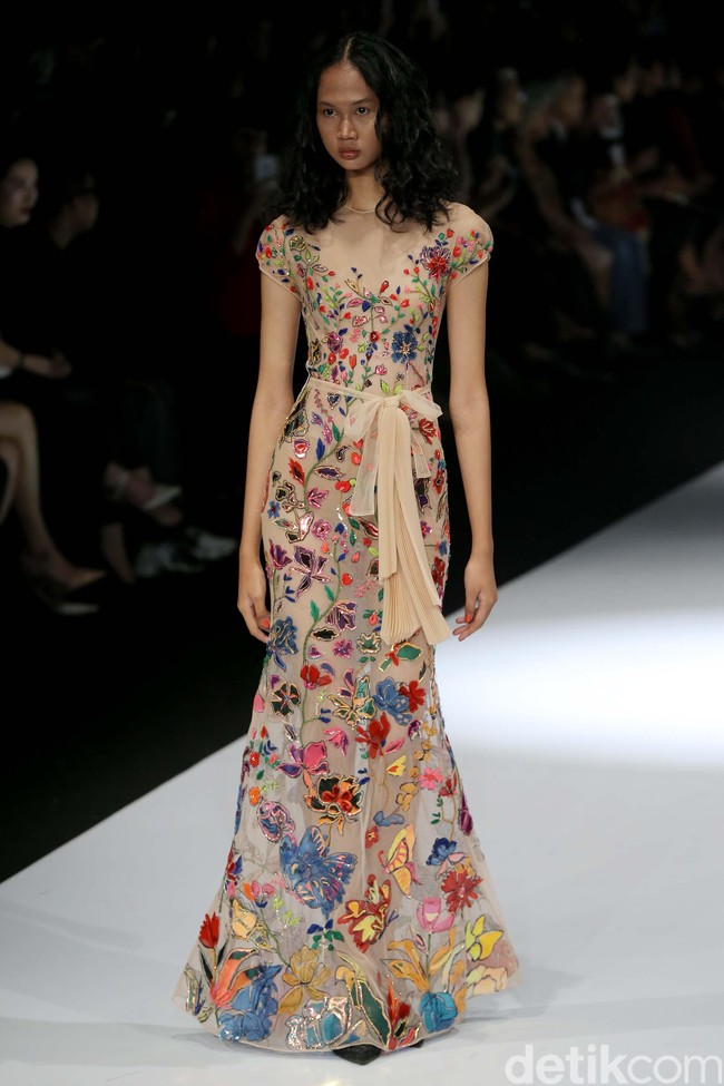 Fashion show koleksi terbaru Mel Ahyar bertema Skins menampilkan busana berbahan limbah di Jakarta Fashion Week 2020, Senayan City, Jakarta. Senin 28/10/2019]. Foto: Rachman Haryanto/detikcom