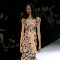 Fashion show koleksi terbaru Mel Ahyar bertema Skins menampilkan busana berbahan limbah di Jakarta Fashion Week 2020, Senayan City, Jakarta. Senin 28/10/2019]. Foto: Rachman Haryanto/detikcom