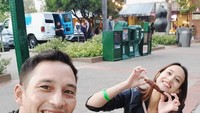 Tak melulu serius, momen kulineran mereka juga kerap kali santai sambil liburan. Seperti foto ini yang jadi buktinya. Foto: Instagram