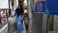 Seorang warga membawa satu karung sampah plastik yang berhasil dikumpulkannya ke Bank Sampah Majelis Taklim yang berada di Kantor Kecamatan Koja, Jakarta Utara, Selasa (29/10/2019).