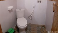 Untuk masalah toilet, jangan khawatir! Kapal Arfisyana Indah punya tiga toilet di dek bawah dekat dapur. Kebersihannya pun terjaga (Dok. Kapal Arfisyana Indah)