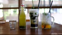 Yang tak kalah unik juga ragam menu minuman khas Bali. Ada loloh daun cemcem, es daluman dan es jeruk kelapa yang bisa jadi pilihan pelega tenggorokan. Foto: Devi S. Lestari/detikFood