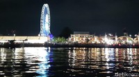 Seperti diketahui, Bangkok dilewati oleh Sungai Chao Phraya yang bersumber dari Nakhon Sawan dan bermuara di Teluk Thailand. Selain mempercantik Bangkok, Sungai Chao Phraya juga menjadi jalur transportasi air bagi feri hingga speedboat dan kapal wisata.