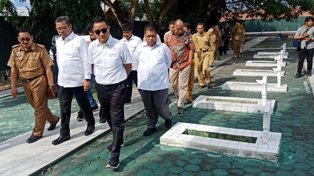 Mensos mengecek bangunan TMPN yang sedang dalam perbaikan dan melihat makam yang rusak diguncang gempa pada 28 September 2018.