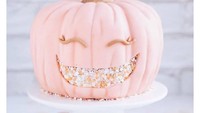 Masih mengusung tema labu Halloween, cake yang satu ini bukan berwarna oranye. Labu dengan mata dan bibir ini dibuat dengan warna pink.Tampilannya jadi menggemaskan. Foto : instagram @mon_ptimonde