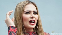 Catherine Wilson begitu percaya diri dengan penampilannya kali ini. Foto: Palevi/detikHOT
