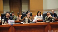 Puan awalnya membacakan calon ketua dan wakil ketua Komisi III yang akan ditetapkan. Mereka adalah Herman Herry dari F-PDIP sebagai ketua, selanjutnya wakil ketua adalah Adies Kadir dari F-Golkar, Desmond J Mahesa dari F-Gerindra, Ahmad Syahroni dari F-NasDem, dan Mulfachri Harahap dari F-PAN.