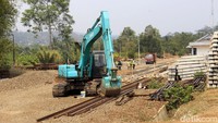 Ekskavator juga terus bekerja mengeruk tanah di kawasan Stasiun Cipatat.