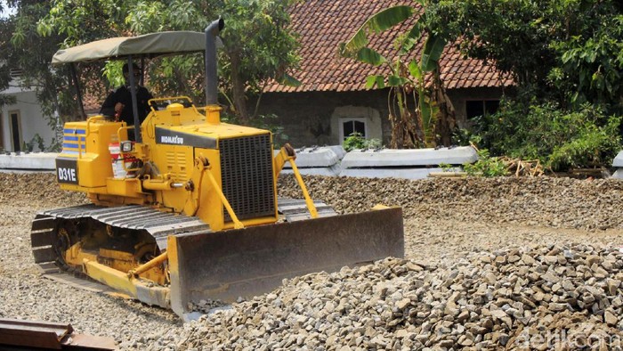 Suara deru mesin buldoser meratakan batu split mengiringi aktivitas warga Kampung Halte, Desa dan Kecamatan Cipatat, Kabupaten Bandung Barat (KBB) sejak dua bulan terakhir.