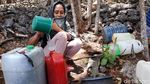 Potret Warga Gunungkidul Cari Air Bersih dari Bocoran Pipa