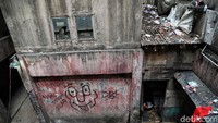 Sampah yang berserakan membuat rusun menjadi kumuh.