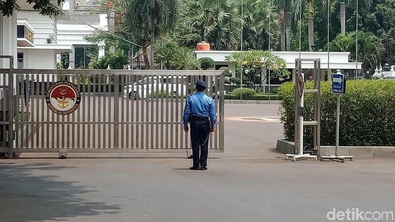 Kenapa Menhan Prabowo Ngantor Tak Pakai Mobil Dinas? Kenapa Menhan Prabowo Ngantor Tak Pakai Mobil Dinas?