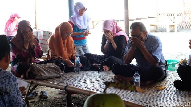 Setahun Tragedi Lion Air, Keluarga Korban Berdoa di Tanjungpakis