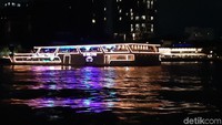 Kapal di sana dikhususkan untuk tujuan wisata dan dilengkapi dengan sejumlah kursi hingga hiasan berbentuk rumah khas Thailand di atas perahunya. Setiap kapal memiliki desain serta dekorasi yang berbeda-beda.