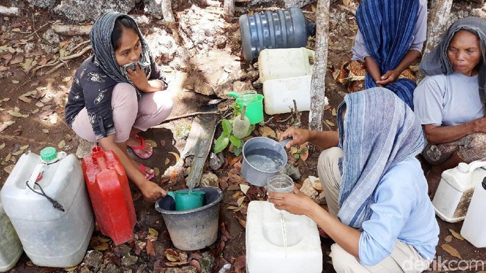 Musim kemarau di Kabupaten Gunungkidul membuat warga Dusun Bulurejo, Desa Kepek, Kecamatan Saptosari, mengalami krisis air bersih. Warga terpaksa memanfaatkan bocoran pipa untuk mencukupi kebutuhan air. Bahkan warga rela mengantre berjam-jam untuk mendapatkan air dari bocoran tersebut.