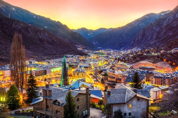 Ada 6 negara kecil di Eropa yang luasnya lebih kecil dari Jakarta. Dimulai dari Andorra yang luasnya 486 km persegi dengan jumlah penduduk 76 ribu orang (iStock) Ada 6 negara kecil di Eropa yang luasnya lebih kecil dari Jakarta. Dimulai dari Andorra yang luasnya 486 km persegi dengan jumlah penduduk 76 ribu orang (iStock)