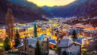 Andorra merupakan negara dengan penduduk cuma 77.000 orang dan mungil dengan luas 468 kilometer persegi. Andorra, yang berada di antara Spanyol dan Prancis itu sebagian besar terdiri dari pegunungan terjal, membuat transportasi jalan menjadi sulit, terutama di musim dingin. Kendati tidak memiliki bandara, tetapi Andorra menjadi salahs atu primadona wisatawan. (iStock)