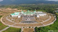 Lokasi Masjid Agung Natuna berada di komplek gerbang Utaraku. Komplek tersebut merupakan sebuah wilayah pusat pemerintahan dan bisnis Natuna. Selain Masjid Agung Natuna, ada sejumlah bangunan lain yang berada di kawasan tersebut diantaranya menara asrama haji, gedung pertemuan, gedung pendidikan, gedung komersial, gerbang hingga plaza serta taman kota.