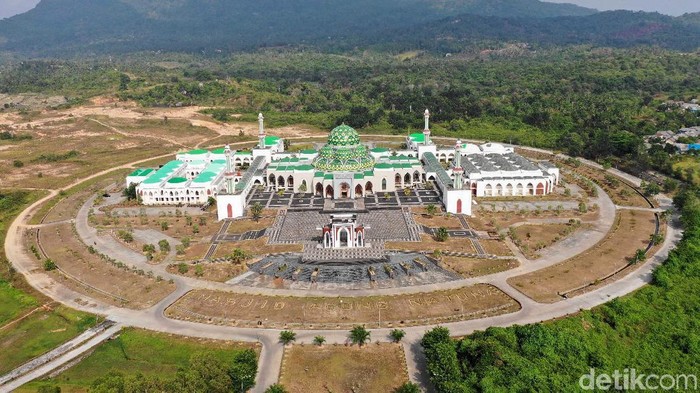 Masjid Agung Natuna Masjid Agung Natuna jadi salah satu landmark yang tersohor di perbatasan Indonesia tersebut. Tak hanya megah, masjid itu juga dapat menampung ribuan jemaah.