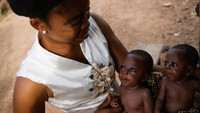Ya, datang ke Igbo Ora, Nigeria kamu jangan kaget bertemu dengan orang yang mirip-mirip. Karena kota ini memang dikenal sebagai ibukota orang kembar dunia (Afolabi Sotunde/Reuters)