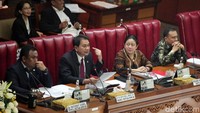 Rapat paripurna dipimpin Wakil Ketua DPR Aziz Syamsuddin. Ketua DPR Puan Maharani bersama Wakil Ketua DPR Sufmi Dasco Ahmad dan Rachmat Gobel turut hadir.