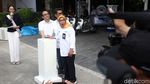 Deddy Corbuzier Coba Ngecas Mobil Listriknya di SPKLU PLN UID