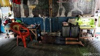 Ada juga yang tidur tanpa menggunakan alas.