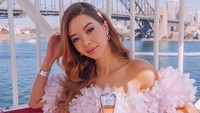 Di kalangan influencer pariwisata, nama Tara Whiteman atau yang dikenal dengan nama Instagram @taramilktea tentunya sudah cukup populer. Jajaran brand hotel hingga fashion mewah kerap menghiasi tagar di tiap unggahan fotonya (@taramilktea/Instagram)  