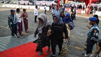 Sejumlah keluarga korban terlihat antre untuk masuk ke dalam KRI Semarang-594 melalui lambung kapal.