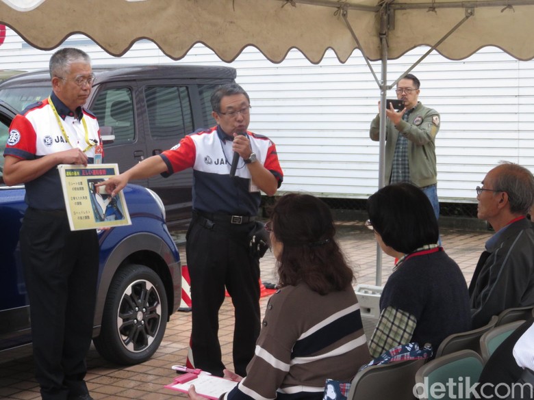 Lansia Jepang diberi pemahaman aman berkendara. Foto: Rangga Rahadiansyah Lansia Jepang diberi pemahaman aman berkendara. Foto: Rangga Rahadiansyah