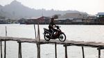 Uji Nyali Lintasi Jalan Kayu di Pulau Sedanau Natuna