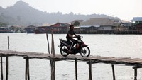 Pasalnya jika tidak hati-hati, warga dapat terjatuh ke laut karena tak dapat menahan keseimbangan atau selip saat melintasi jalan tersebut.